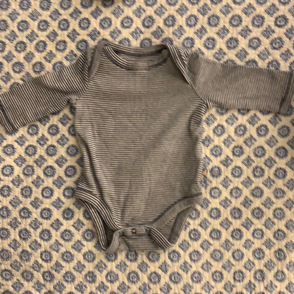 4 baby boy onsies size 0-3 great condition!!!!